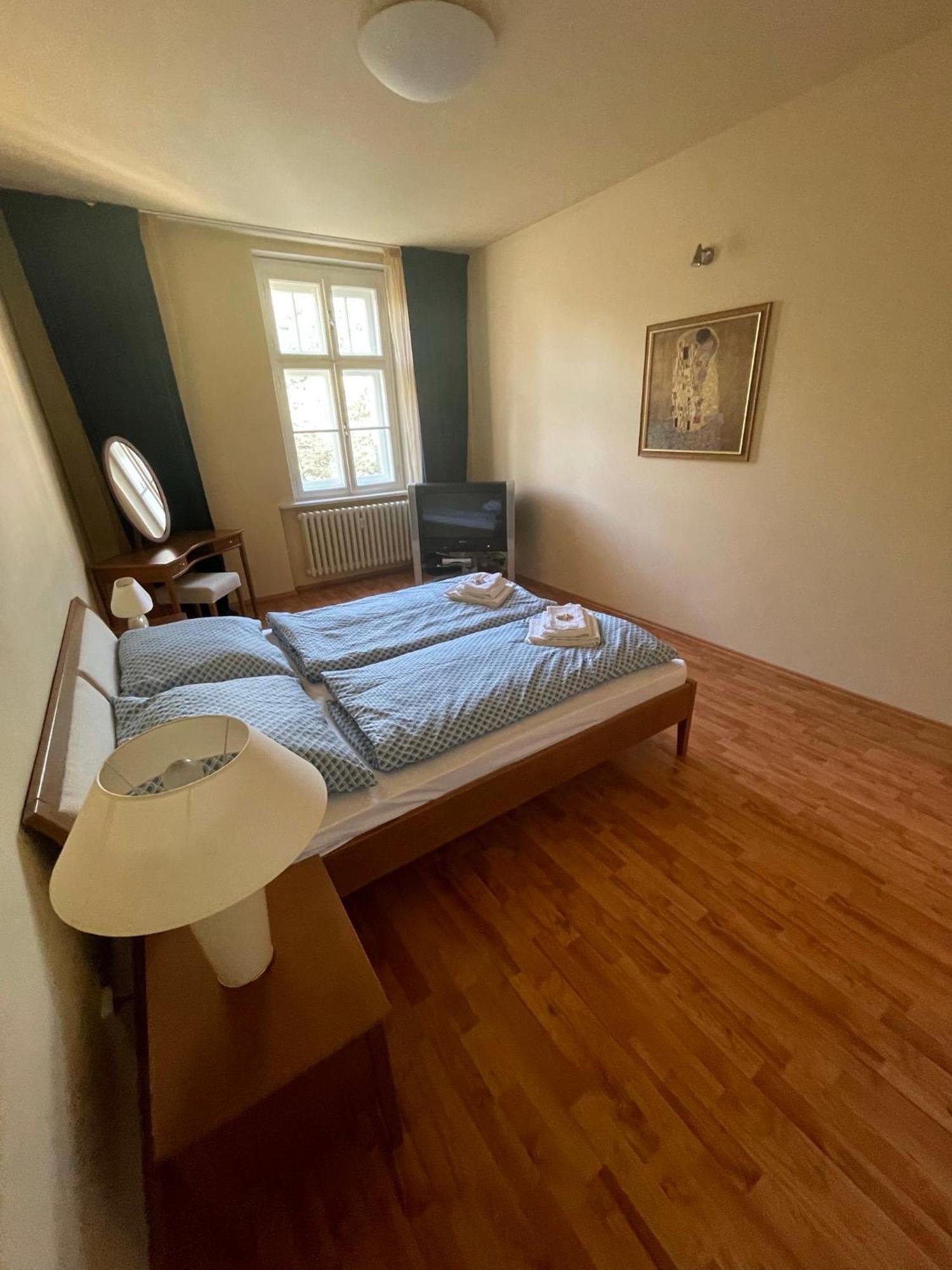 Huge Two Floor Apartment On The Park Colonnade With Free Parking For One Car, 160 Sqm KLV Exterior foto