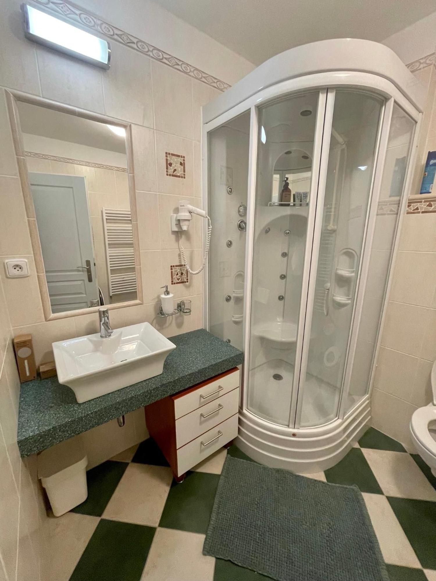 Huge Two Floor Apartment On The Park Colonnade With Free Parking For One Car, 160 Sqm KLV Exterior foto