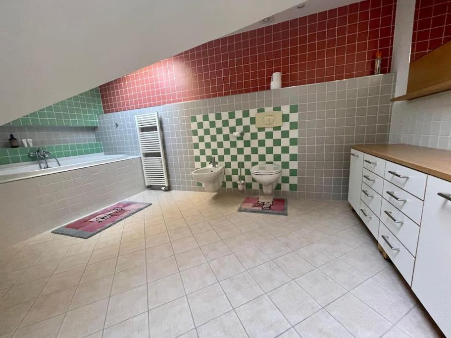 Huge Two Floor Apartment On The Park Colonnade With Free Parking For One Car, 160 Sqm KLV Exterior foto